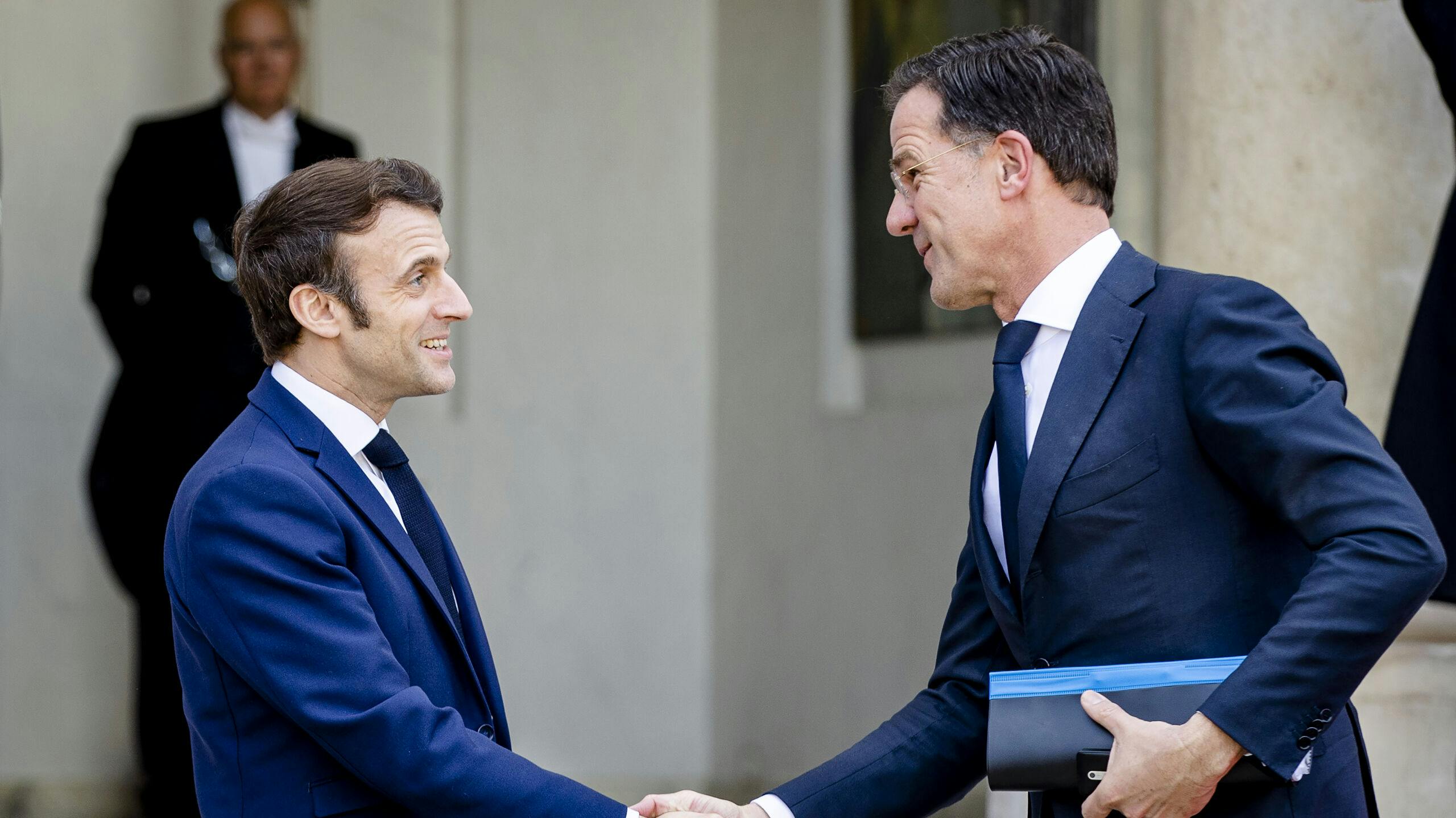 Premier Mark Rutte en de Franse president Emmanuel Macron nemen afscheid bij het Elysee-paleis. 