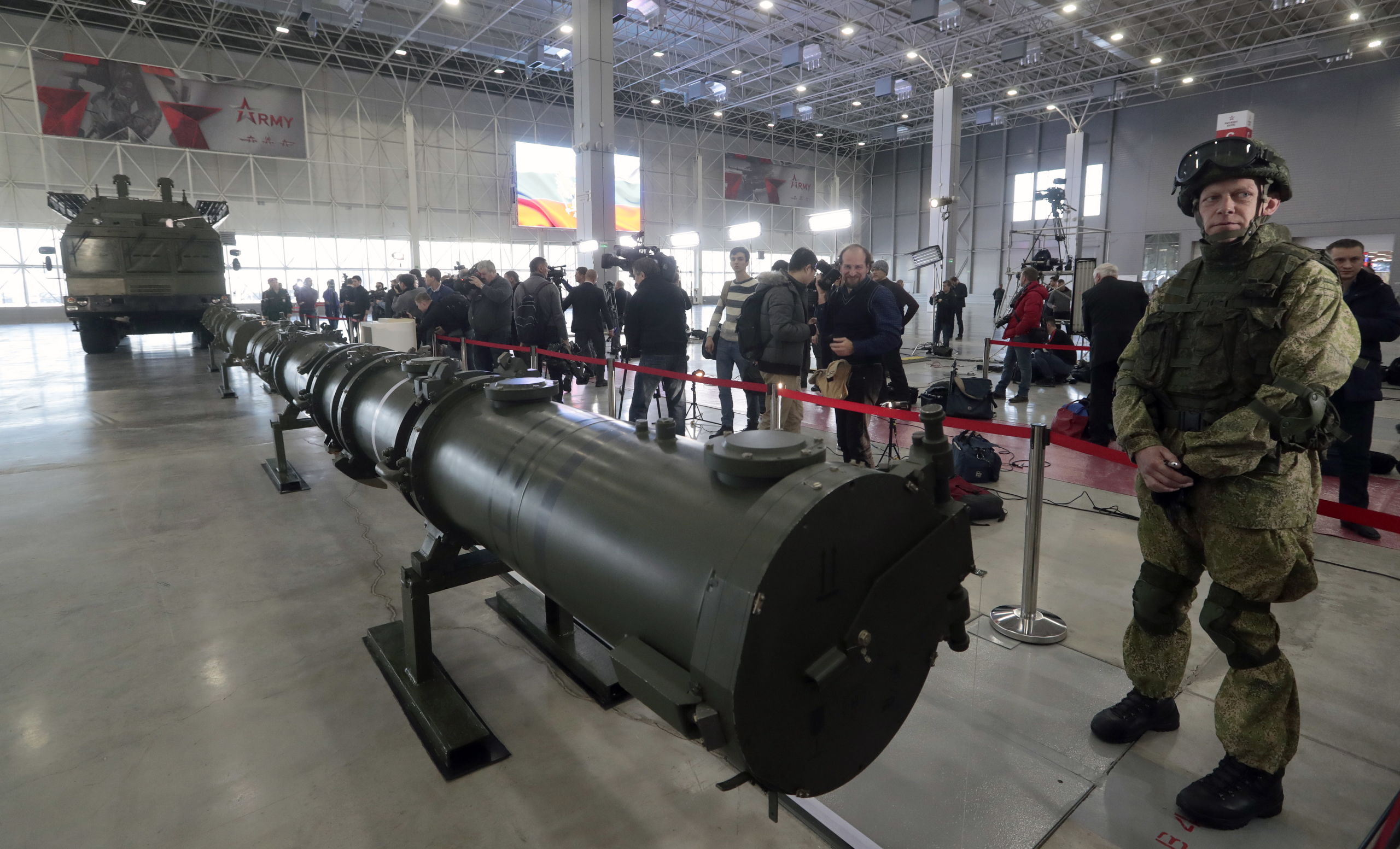 Een Russische militair houdt de wacht naast de Iskander M-raket tijdens een uitleg over raketten in een militair tentoonstellingscentrum in Moskou. Volgens de Russen zou de nieuwe raket niet ingaan tegen het INF-wapenverdrag. Dat heeft de Amerikaanse president Trump opgezegd.