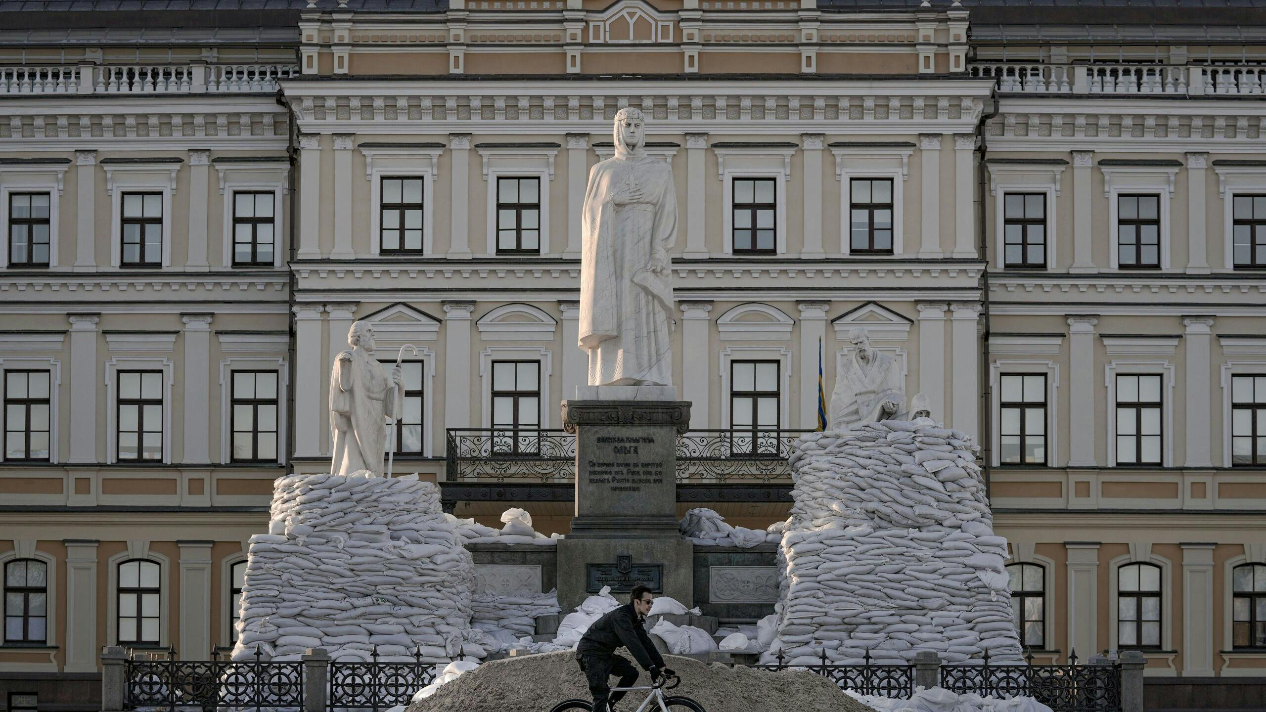 Standbeelden in Kiev worden met zandzakken beschermd tegen mogelijke beschietingen. 