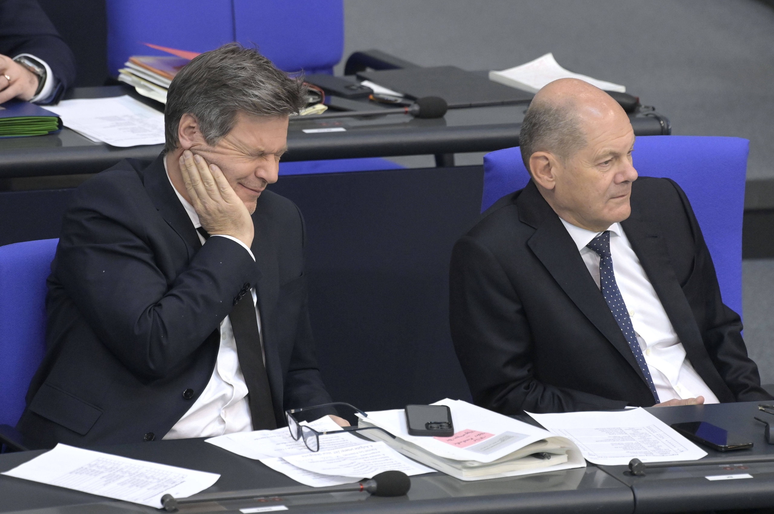 The Minister of Economic Affairs and Climate Protection Robert Habeck and Chancellor Olaf Scholz.  According to the German Bundesbank, the economic outlook for Germany is slightly better