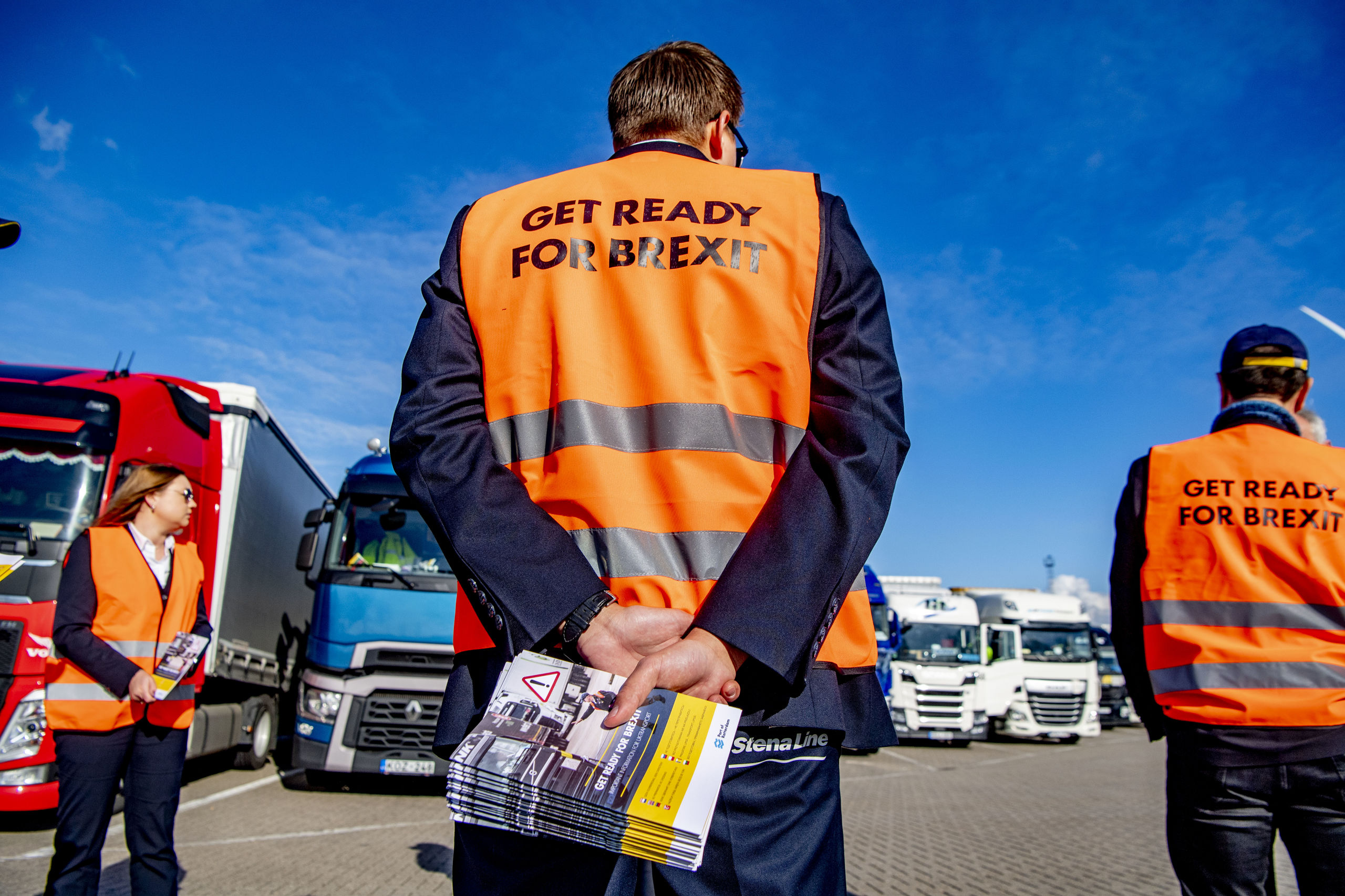 ROTTERDAM - Medewerkers van Havenbedrijf Rotterdam delen flyers uit met informatie over de Brexit aan vrachtwagenchauffeurs bij de entree van de Stena terminal in de haven van Rotterdam. De folders zijn bedoeld om de chauffeurs op de hoogte te brengen van formaliteiten rond het vervoer van goederen naar Engeland. ANP ROBIN UTRECHT