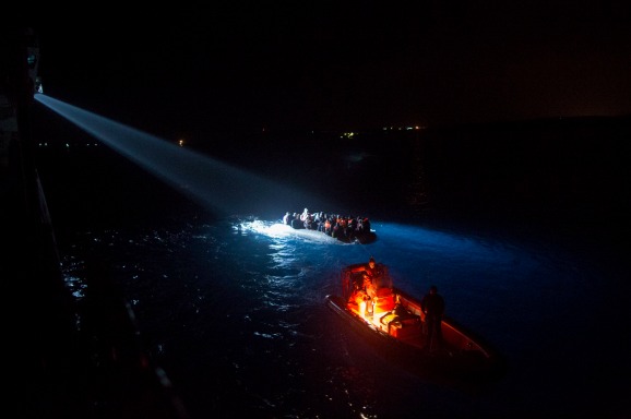 De Turkse kustwacht houdt een boot met vluchtelingen tegen terwijl zij het Griekse eiland Chios proberen te bereiken. Foto: ANP/EPA.