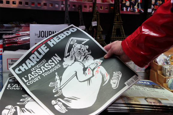 Het herdenkingsnummer van de aanslag lag gisteren in de schappen. Foto: ANP/AFP