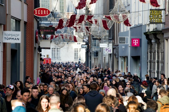 Winkelend publiek in de Kalverstraat. Foto: ANP