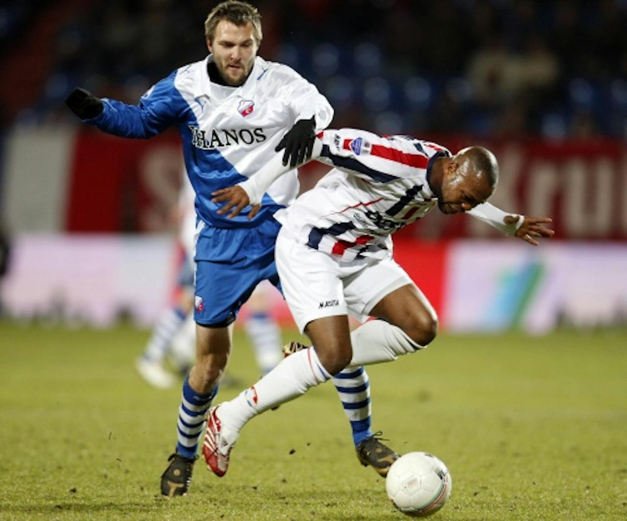 Ibrahim Kargbo (R) van Willem II in duel met Michael Silberbauer (L) van FC Utrecht. Archieffoto ANP 2009