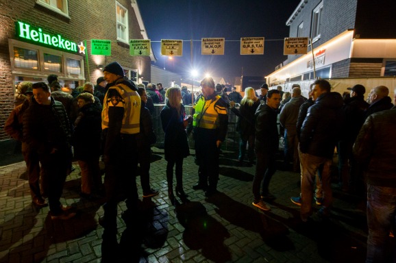 Extra politie op de been bij inspraakavond mogelijk azc in Heesch. Foto ANP