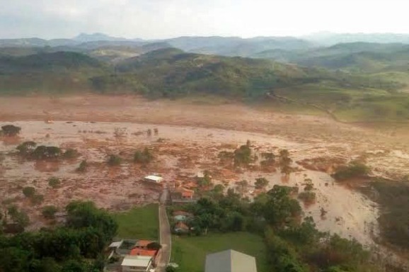 Gebied in Brazilië na een mijnramp in november 2015. De dijken van een afvalreservoir van een ijzerertsmijn braken door waardoor meer dan 35 miljoen kubieke meter modder wegstroomde. Twee dorpen werden weggevaagd. Foto: ANP/EPA