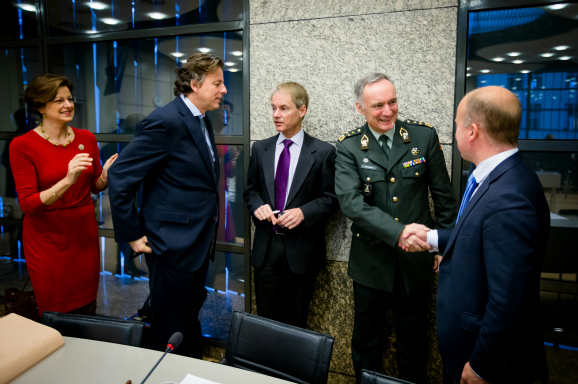 V.l.n.r.: Angelien Eijsink (PvdA), minister Koenders, Harry van Bommel (SP), generaal Tom Middendorp, Raymond Knops (CDA). Foto: ANP
