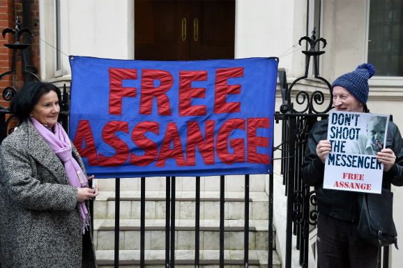 Medestanders van Julian Assange buiten de ambassade van Ecuador in London, waar Assange via een videolink op een persconferentie sprak. Foto ANP
