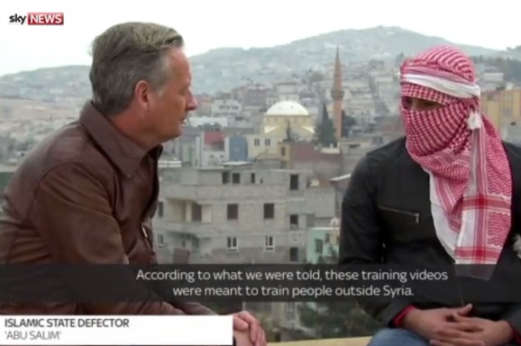 Verslaggever van SkyNews in gesprek met een IS-deserteur. Bron: news.sky.com