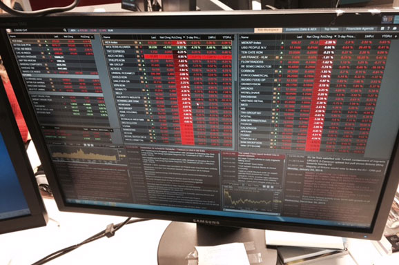 Rode cijfers op het scherm van beurscommentator Paul Laseur