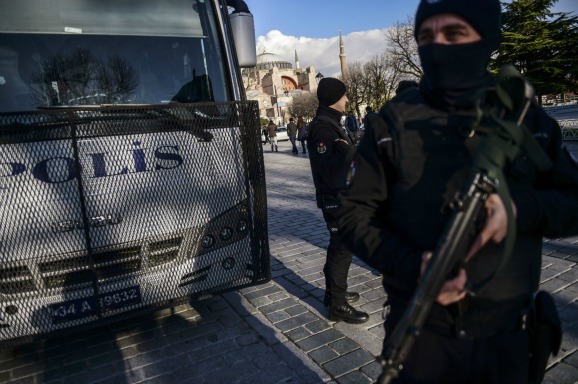 Een Turkse agent houdt de wacht nabij de plek waar dinsdag een aanslag werd gepleegd door IS. Foto ANP