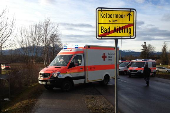 Een ambulance in de buurt van de plek waar twee treinen op elkaar botsten in Bad Aibling, Beieren. Foto ANP