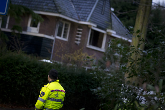 Een politieagent bij het huis van ex-politica Els Borst in Bilthoven. Foto ANP
