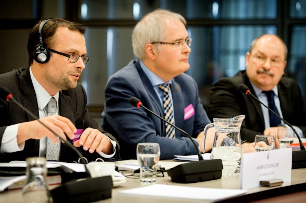 Foto: ANP - Markus Schiller, Raketexpert, ST Analytics GmbH, Pascal Paulissen, senior onderzoeker Weapon Systems en Louk Absil (R), Directeur Force Protection, TNO.