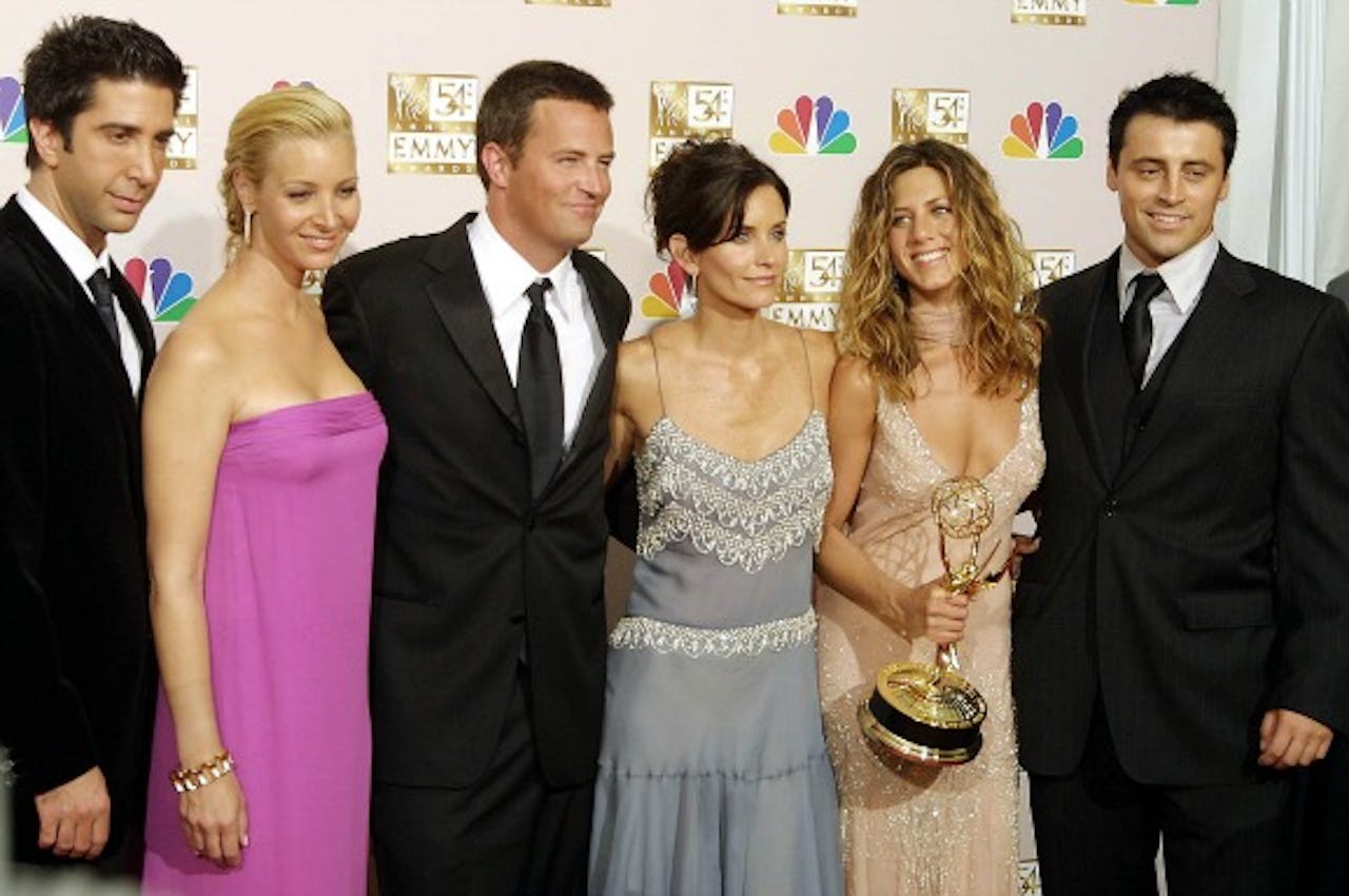 De cast van Friends tijdens de uitreikingen van de Emmy's in 2002. Vlnr: David Schwimmer, Lisa Kudrow, Mathew Perry, Courtney Cox Arquette, Jennifer Aniston en Matt LeBlanc. Foto: ANP/EPA