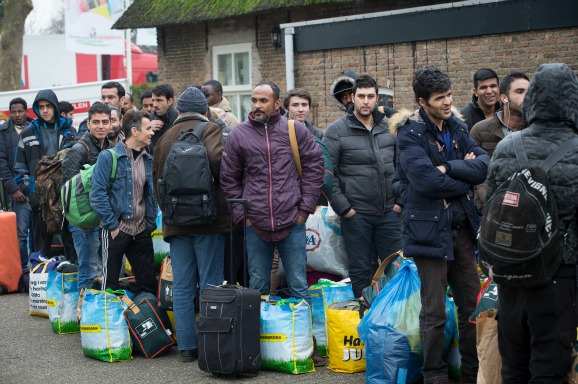 Asielzoekers in de rij bij een noodopvang. Foto: ANP