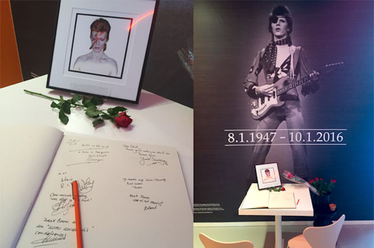 Bezoekers van het Groningermuseum kunnen hun condoleances achterlaten voor de overleden zanger David Bowie. Foto: Jigal Krant.