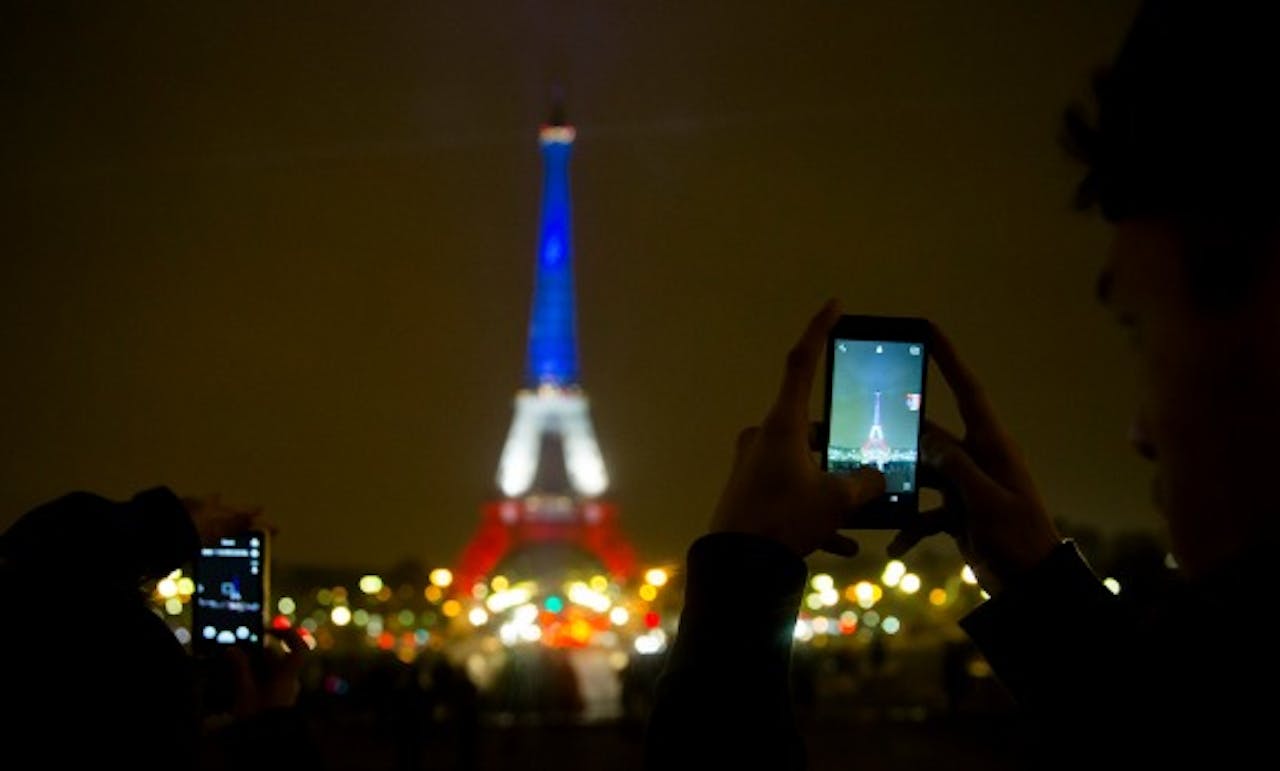 De Eiffeltoren in de Franse nationale kleuren, ter nagedachtenis aan de slachtoffers van de aanslagen van 13 november in Parijs. (Foto: ANP)