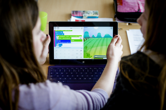 Leerlingen met laptop. Foto: ANP