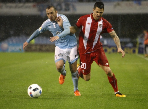 Middenvelder Marcelo Diaz (L) van Celta de Vigo in duel met Vitolo (R) van Sevilla. EPA 