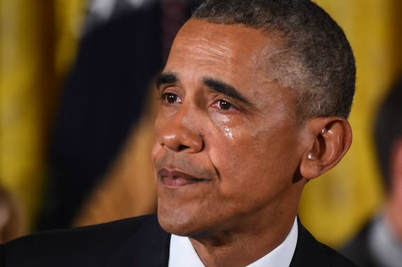 President Obama huilt tijdens de presentatie van zijn nieuwe maatregelen om de wapenverkoop te beteugelen. Foto ANP