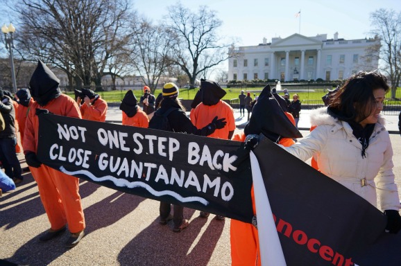 Demonstranten voor het Witte Huis protesteren tegen gevangenis Guantánamo Bay in Cuba. Foto ANP