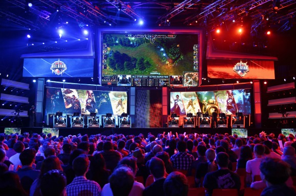 Gamers kijken naar het wereldkampioenschap van het spel League of Legends in Parijs, twee jaar geleden. Foto ANP