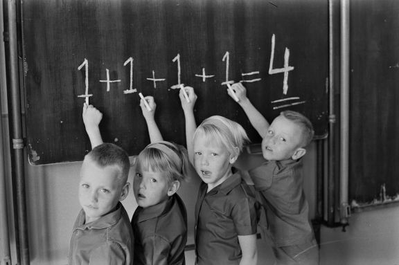 Een Friese vierling, die in 1964 voor het eerst naar de lagere school ging. "Dat de eerste rekenles aan v.l.n.r. Willem, Ietje, Dirkje en Meint was gewijd, ligt voor de hand", meldt het ANP-archief.