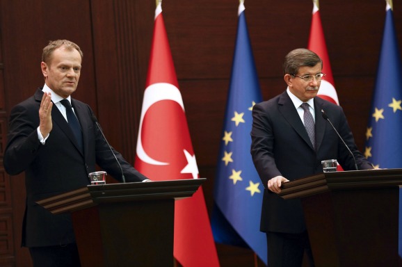 Donald Tusk en de Turkse premier Ahmet Davutoglu