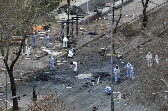 Forensisch experts onderzoeken de plek van de aanslag in Ankara. Foto ANP
