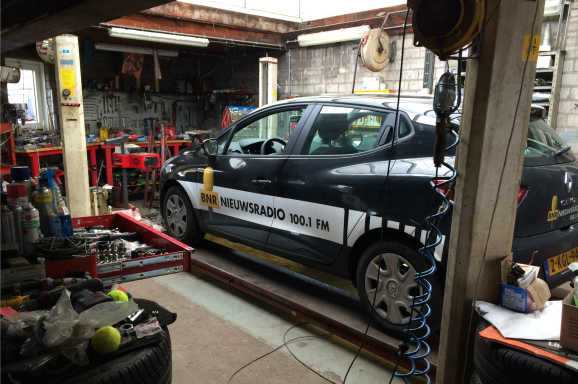 De BNR-mobiel wordt geïnspecteerd. Foto Hugo Reitsma / BNR