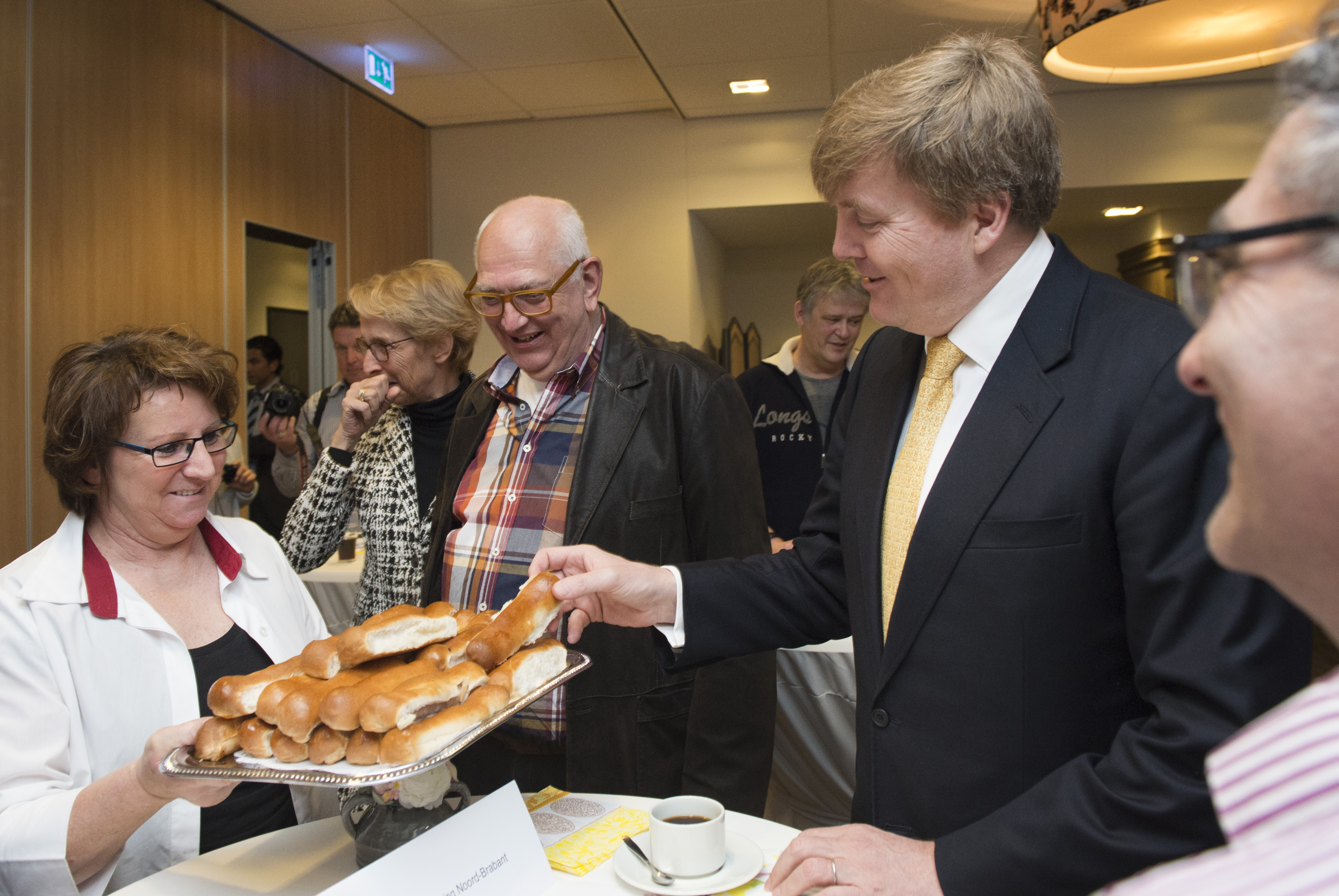 Koning Willem-Alexander neemt een worstenbroodje