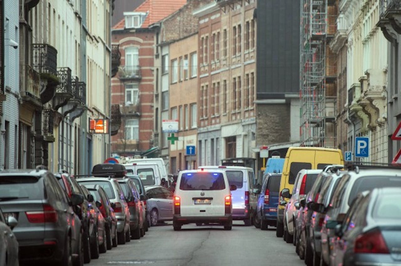 De straat in de Brusselse wijk Molenbeek waar de politie vanmiddag een huis binnenviel.l Foto ANP