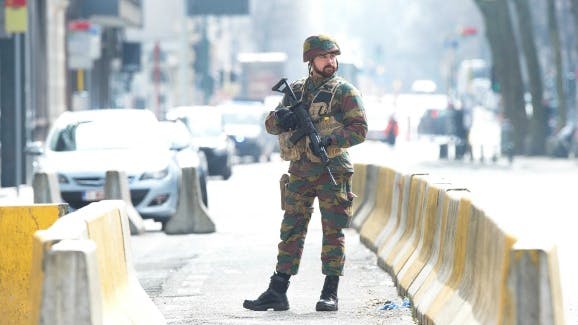 Een militair bewaakt een straat in Brussel. Foto ANP