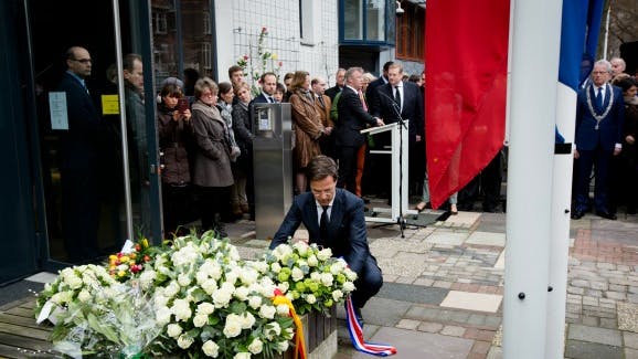 Premier Rutte legt een krans bij de Belgische ambassade in Den Haag. Foto ANP