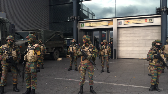 Soldaten houden de wacht bij een metrostation in Brussel. Foto BNR / Harmen van der Veen