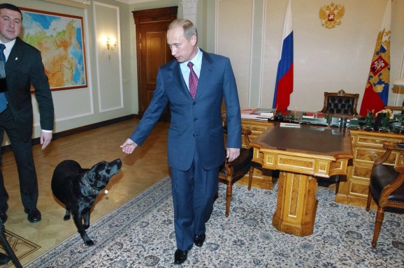 Poetin aait zijn hond Conny. Foto ANP