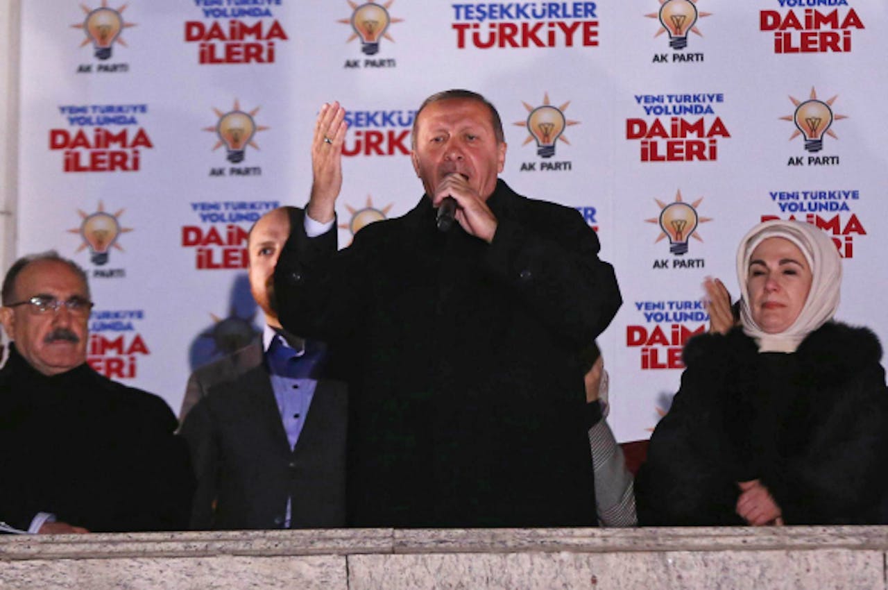 Premier Erdogan spreekt zijn aanhangers toe vanaf het balkon van de AK-partij.