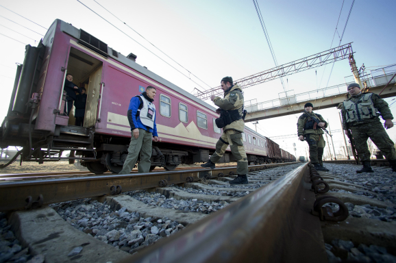 Foto: ANP - Trein met de geborgen wrakstukken (2014)