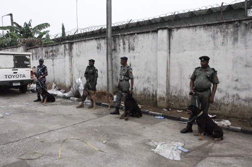 EPA Nigeriaanse agenten houden de wacht bij een stembureau in Port Harcourt.