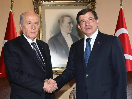 Premier Ahmet Davutoglu (R) en Devlet Bahceli (L), leider van de nationalistische partij MHP. EPA