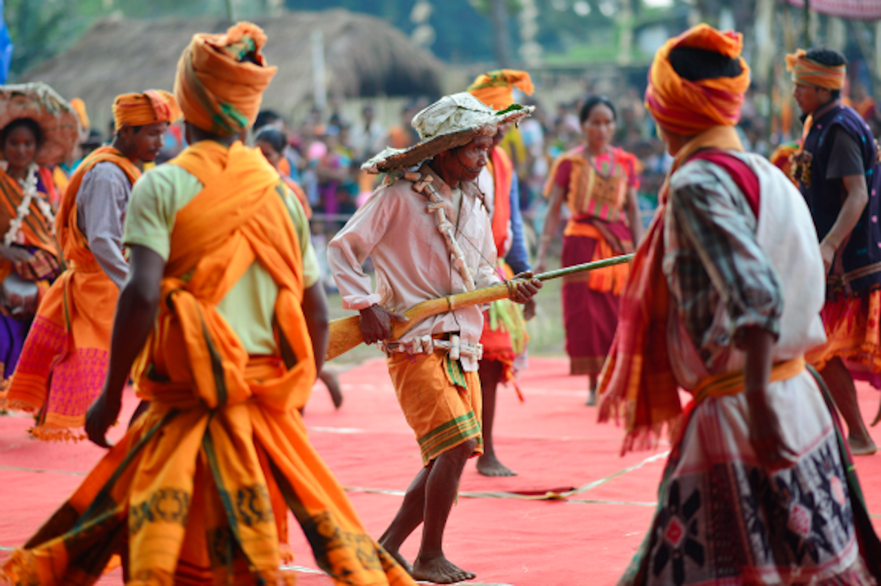 Leden van de Tiwa-stam uit India dansen ter gelegenheid van het Lanhkhon festival (Foto: ANP, 30 oktober)