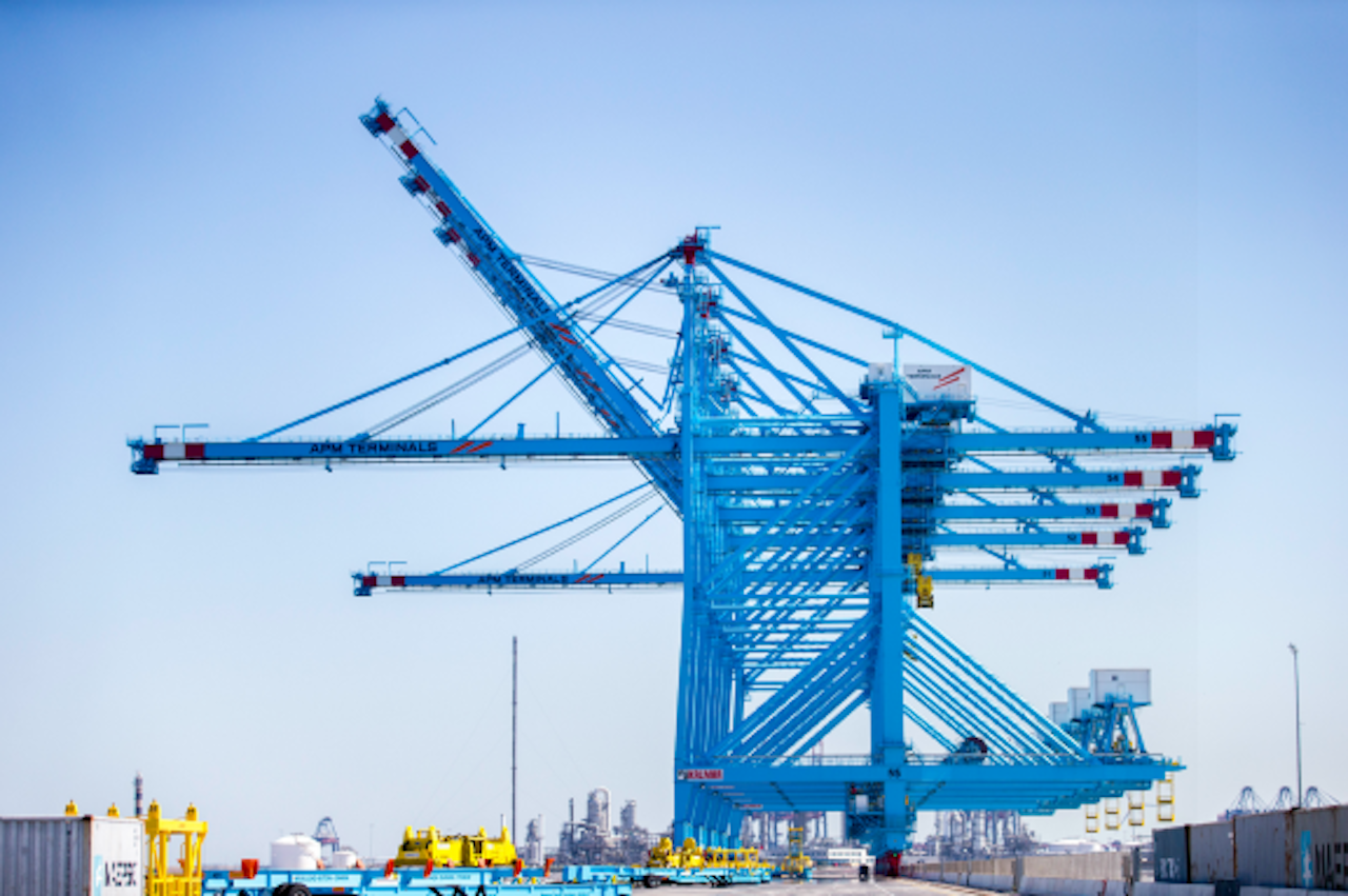 Containeroverslag op het terrein van APM Terminals op de Tweede Maasvlakte in de Rotterdamse haven (Foto: ANP)