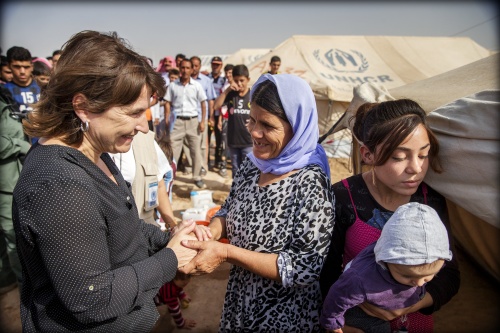 Minister Ploumen (L) in een vluchtelingingenkamp in Irak. ANP