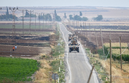 Turkse tanks patrouilleren langs de grens met Syrië. EPA
