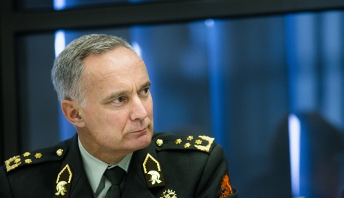 ANP Commandant der strijdkrachten Tom Middendorp schuift namens Nederland aan voor een militair topoverleg over de strijd tegen IS in Washington.