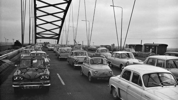 7 februari 1965: "De Brienenoordbrug bleek zondag een geliefkoosd object voor de toerrijders te zijn. Naar schatting hebben meer dan 100 000 automobilisten de nieuwe brug in beide richtingen gepasseerd. De files waren ongekend lang, doch alles functioneerde naar wens en deze eerste krachtproef werd een waar succes." (Foto: ANP)