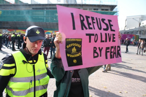 Vlak na aanvang van de Pegida-demonstratie wordt deze dame gearresteerd. Zij had zich tussen de Pegida-aanhangers verschanst. (Foto: Bas van Setten, BNR)