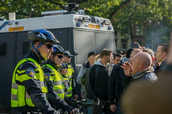 Pegida-aanhangers en tegen-demonstranten schreeuwen over en weer.